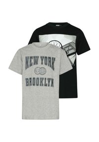 Dve tričká: jedno šedé s nápisom "NEW YORK BROOKLYN" vytlačeným tmavošedou farbou a jedno čierne, na ktorom je grafika basketbalovej lopty v odtieňoch šedej.