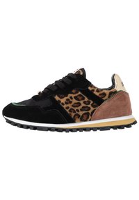 Svart mocka- och textilsneaker med ett panel av leopardmönster, bruna mockadetaljer, sydda detaljer och en texturerad gummisula.