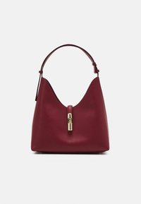 Sac à main en cuir bourgogne de forme arrondie, avec un dessus structuré et un accent en métal doré à l'avant. Il présente une courte sangle ajustable.