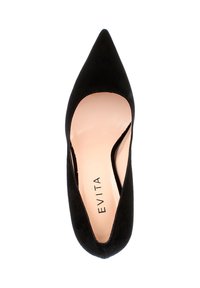 Scarpa con tacco alto in camoscio nero, punta appuntita e lati traforati, con una morbida soletta rosa con la scritta "EVITA".