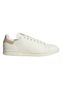 Hvide lærreds sneakers med beige læderhæl, rund tå, flad gummisål og perforeret design på siden. Har seks snøreringe.