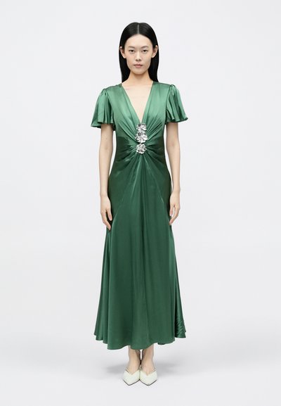 Grünes Satin-Kleid mit tiefem V-Ausschnitt, kurzen Puffärmeln und einer Drehung in der Taille mit floralen Verzierungen.