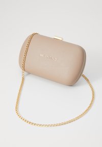 Bolso de mano de cuero beige con forma redondeada, cadena en tono dorado y cierre de broche. Presenta el logotipo "VALENTINO" en relieve.
