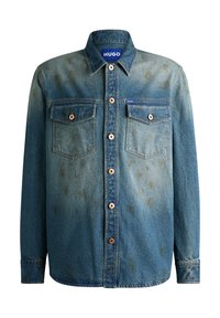 Denim košulja u izblijedjelo plavoj boji s dugim rukavima, prednjim kopčanjem na gumbe, dva džepa na prsima i vidljivim šavovima. Sadrži lagani uzorak i brendiranu etiketu.