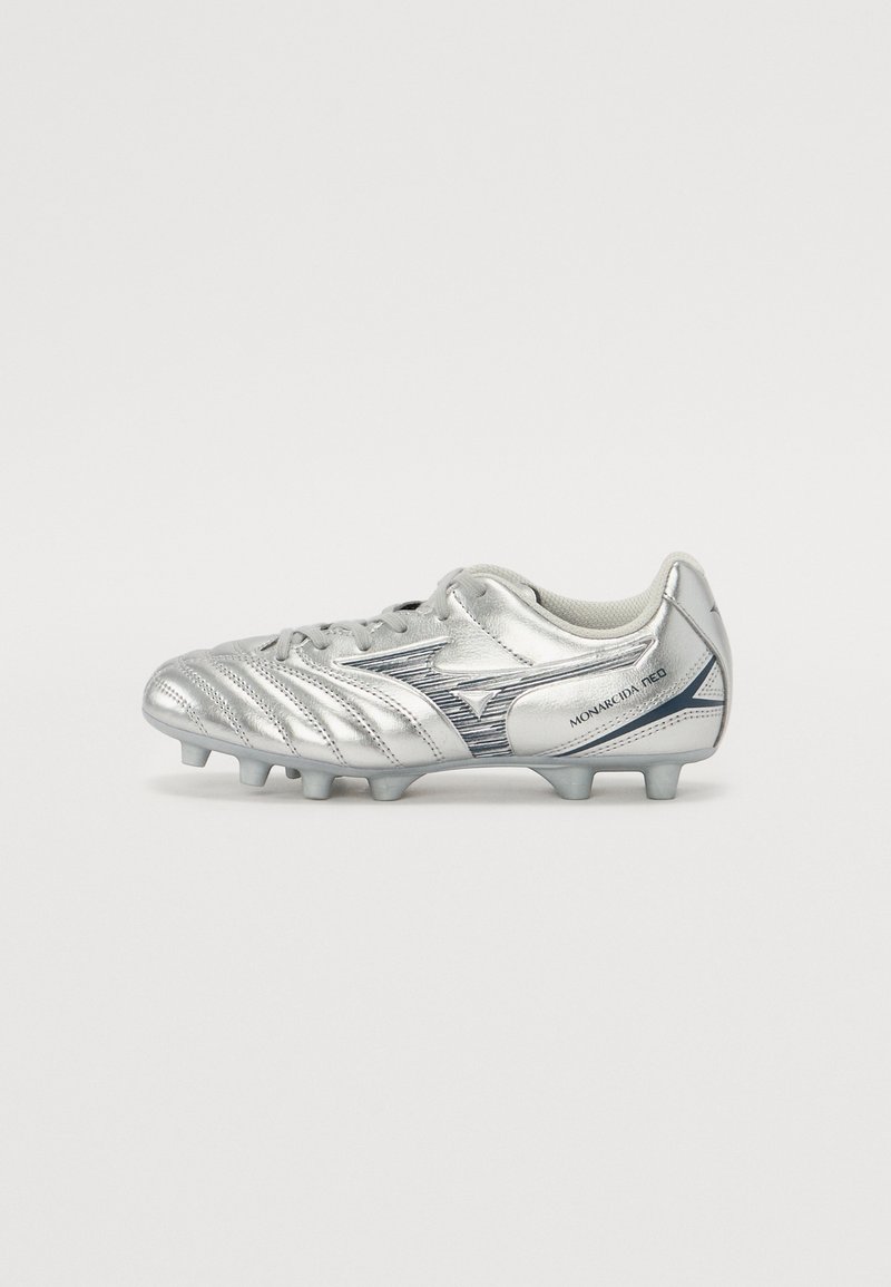 Scarpino da calcio argento con tomaia in sintetico texture, design a strisce e collarino imbottito. Presenta tacchetti sagomati per trazione e supporto.