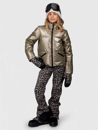 Κορίτσι με λαμπερή χρυσή μπουφάν, παντελόνια χιονιού με λεοπάρ σχέδιο, ταιριαστά γάντια, μαύρες μπότες χιονιού, γκρίζα μπερέ και γυαλιά σκι στο κεφάλι.