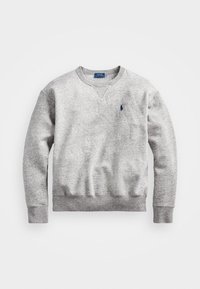 Grå sweatshirt med ribbat runt halsen och ärmslut. Har en liten blå logotyp på vänster bröst och ett mjukt, texturerat tyg.