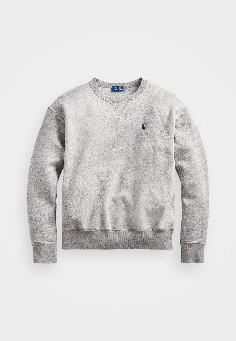 Grå sweatshirt med ribbat runt halsen och ärmslut. Har en liten blå logotyp på vänster bröst och ett mjukt, texturerat tyg.