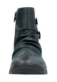 Bottine en cuir vert foncé avec texture plissée, fermeture éclair sur le côté et sangles noires décoratives. Semelle en caoutchouc avec des détails de couture.