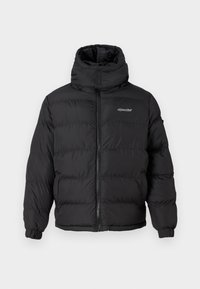 Μαύρο αντιανεμικό μπουφάν με υψηλό γιακά, πλήρη φερμουάρ και ελαστικές μανσέτες. Διαθέτει ραμμένο σχέδιο για μόνωση και μικρό λογότυπο στο στήθος.