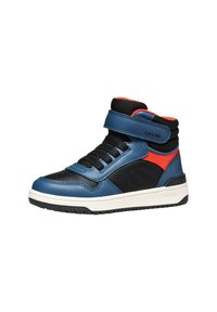 Hoge sneakers gemaakt van blauw en zwart leer met een rode accenten, voorzien van een klittenbandsluiting, vetersluiting en geperforeerde details.