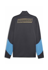 Chaqueta deportiva negra con mangas largas, detalles azules en las mangas y un gráfico dorado de "Olympique de Marseille" en la parte posterior. Textura suave.