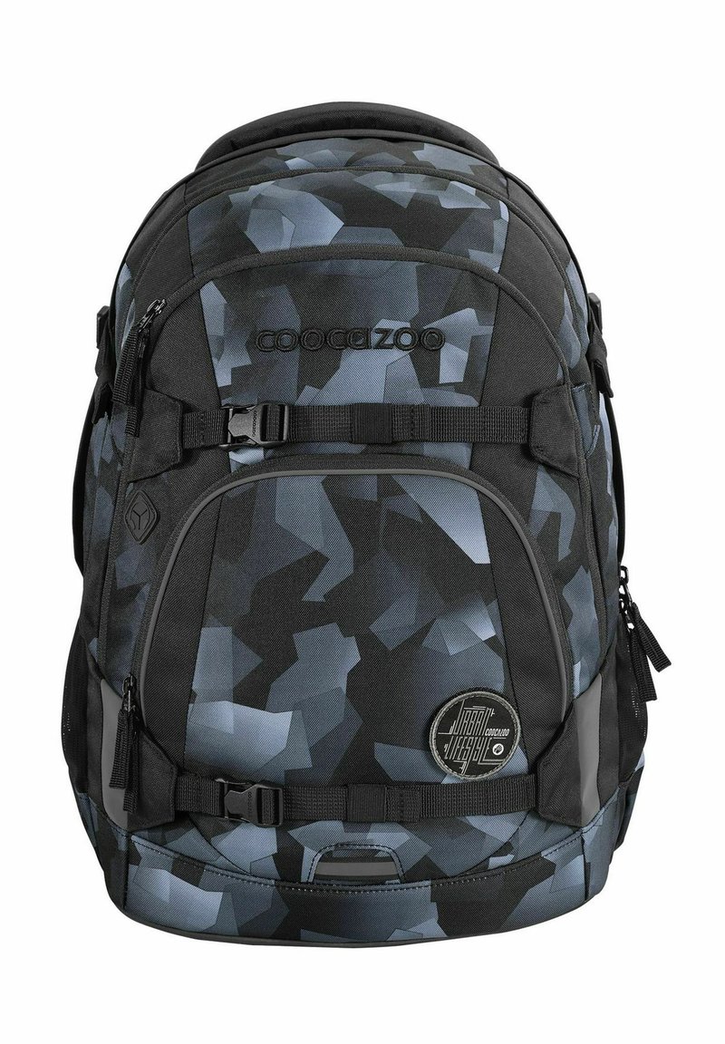 Rucksack in schwarz-blauem geometrischem Muster, aus strapazierfähigem Stoff. Verfügt über verstellbare Träger und mehrere Reißverschlusstaschen zur Aufbewahrung.