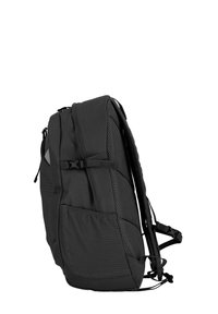 Czarna plecak z teksturowanym wzorem, siateczkowymi panelami, regulowanymi paskami, boczną kieszenią i zapięciem na klamrę. Charakteryzuje się smukłym profilem.