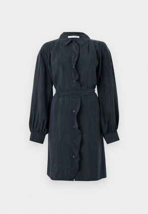Robe noire à manches longues et à boutons avec un plastron volanté et une taille ceinturée. Fabriquée en tissu texturé, comportant des manches bouffantes et un col classique.