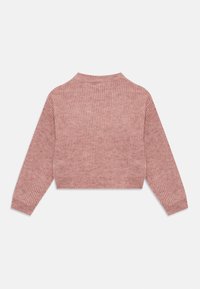 Langermet, ribbestrikket cropped genser i støvete rosa med høy halskrage, vist fra baksiden på en ensfarget hvit bakgrunn.
