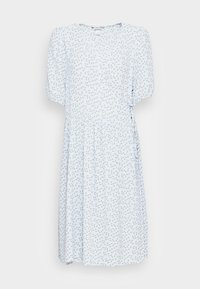 Vestido azul claro com mangas curtas bufantes, decote em V e cintura franzida. Apresenta um padrão floral em verde, feito de tecido suave.