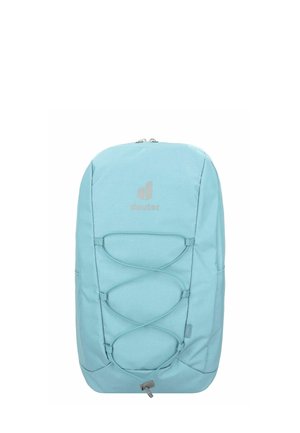 Hellblauer Rucksack mit einer glatten Stoffoberfläche, ausgestattet mit einem Bungee-Kordeldesign an der Vorderseite und einem dezenten Logo. Zwei Seitentaschen sind vorhanden.