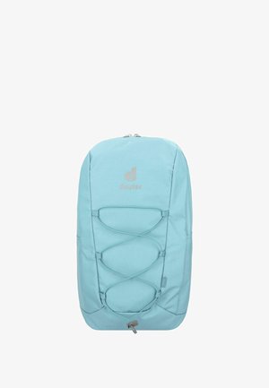 Mochila azul claro con una superficie de tela suave, que presenta un diseño de cordón elástico en la parte frontal y un logotipo sutil. Tiene dos bolsillos laterales.