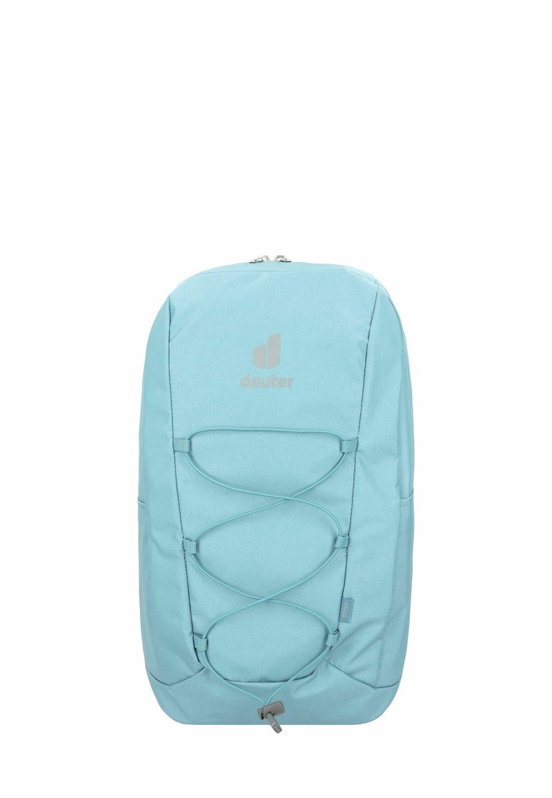 Mochila azul claro con una superficie de tela suave, que presenta un diseño de cordón elástico en la parte frontal y un logotipo sutil. Tiene dos bolsillos laterales.