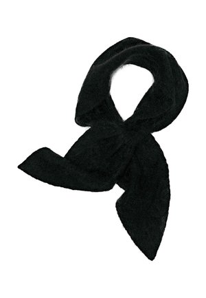 Miękki, czarny, puszysty szalik związany w pętlę z dwoma luźnymi końcami, prezentowany na białym tle.