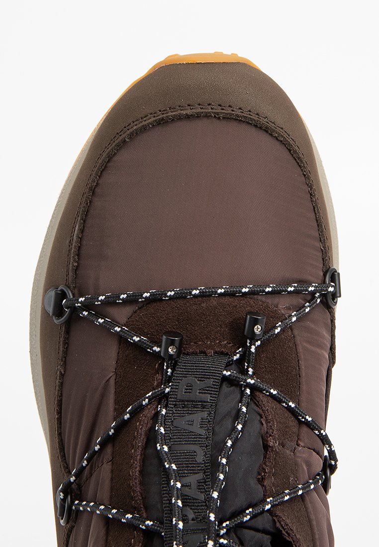 Zapato de senderismo impermeable en color marrón con parte superior texturizada, cordones en negro y blanco, y suela de goma con acentos en naranja.