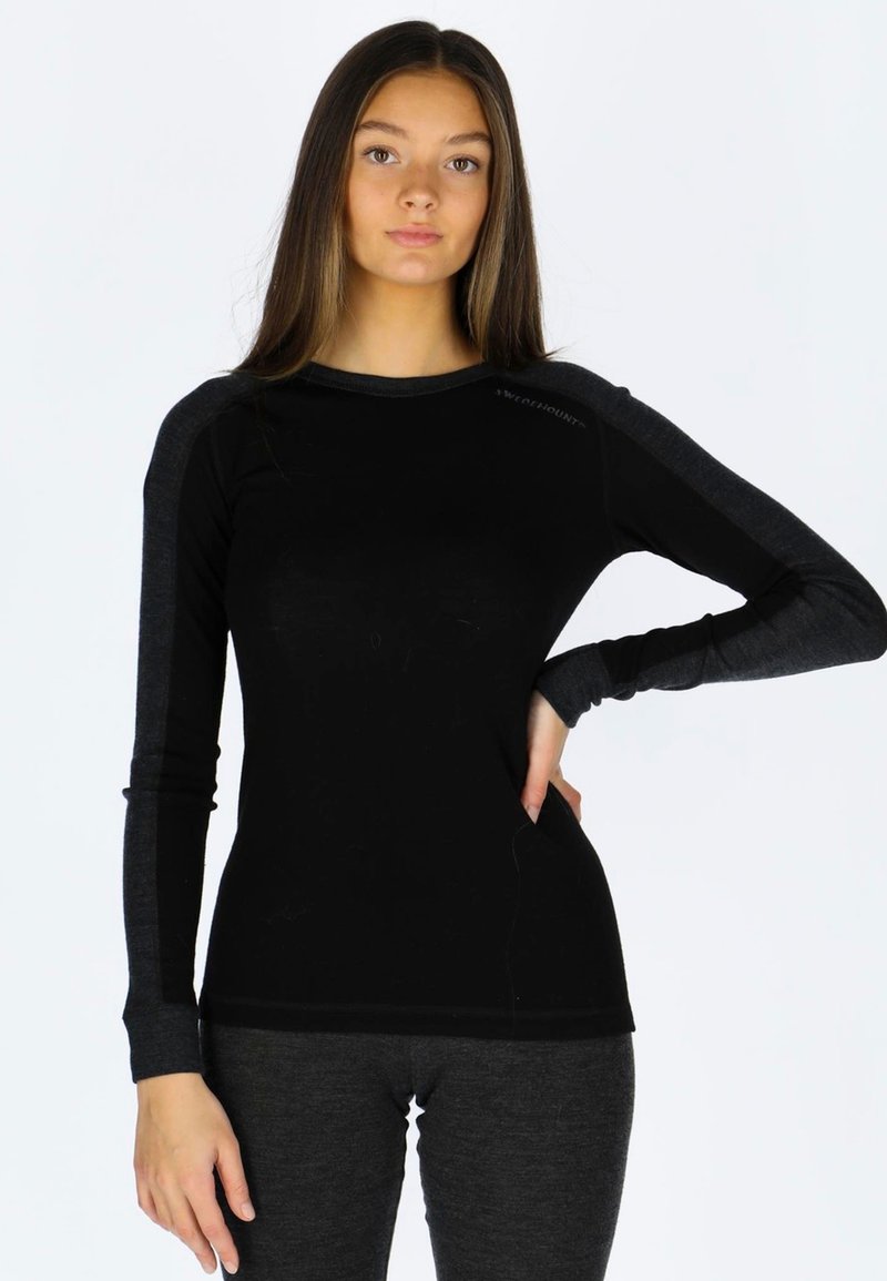 Zwart langslavend shirt met donkergrijze accenten en een ronde halslijn. Lichtgewicht, aansluitend ontwerp met een gladde textuur en geen zichtbare patronen.