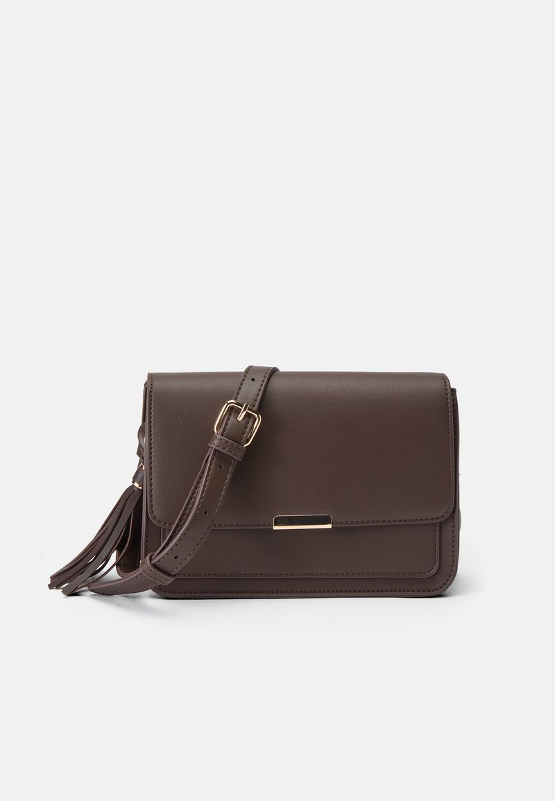 Borsa a tracolla in ecopelle marrone con chiusura a pattina, dettaglio in metallo dorato e frange laterali. Tracolla regolabile per un uso versatile.