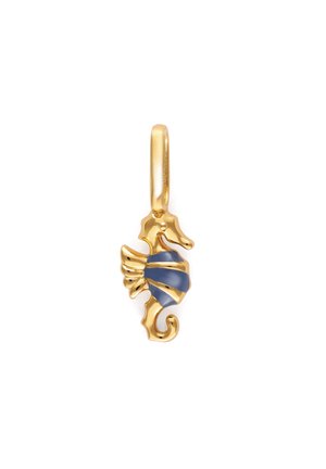 Colgante de caballito de mar dorado con franjas de esmalte azul y un lazo para sujetar en un collar o pulsera sobre un fondo blanco.