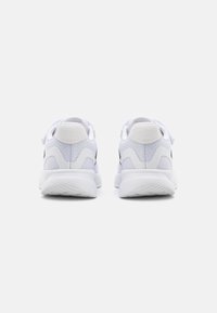 Baskets blanches de sport avec une tige en maille, un talon texturé et une semelle rembourrée, arborant un design lisse et de subtils accents noirs.