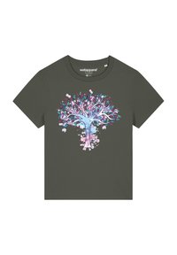 Donkergroen T-shirt met een kleurrijke boomafbeelding, met roze, blauwe en paarse bladeren, waterverf spetters en een ronde kraag.