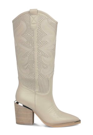 Stivale cowboy in pelle beige, altezza metà polpaccio, con tacco a blocco, perforazioni decorative, motivi di cucitura e puntale in metallo.