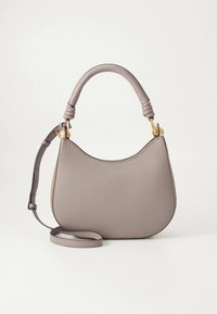 Rudos odos rankinė su išlenktu viršumi, susirištu rankena, reguliuojamu petnešėlės dirželiu ir auksinės spalvos detalėmis ant paprasto fono.