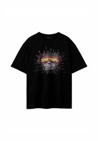 Sort bomulds t-shirt med et farverigt grafiktryk af "Star Trek: The Wrath of Khan" med stråler og glimt omkring teksten.