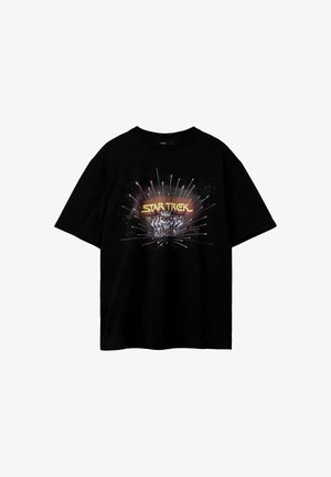 Sort bomulds t-shirt med et farverigt grafiktryk af "Star Trek: The Wrath of Khan" med stråler og glimt omkring teksten.