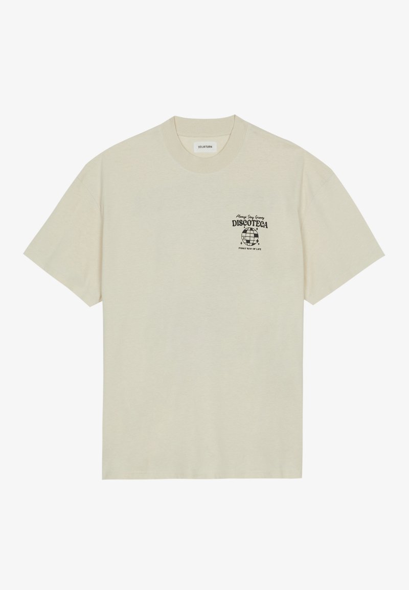 T-shirt beige à manches courtes avec texte noir et graphique de globe sur le côté gauche de la poitrine indiquant "Always Stay Groovy DISCOTECA Funky Way of Life."