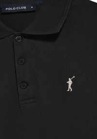 Polo nero in tessuto testurizzato, con tre bottoni neri, colletto a punta e una figura bianca ricamata che gioca a golf sul lato sinistro del petto.