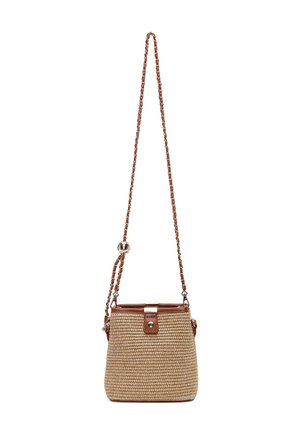 Kleine beige geweven schoudertas met bruine leren rand en verstelbare kettingriem met een zilveren decoratieve kraal aan de riem.