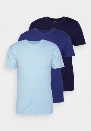 Trois t-shirts à col rond : un bleu clair, deux bleu marine foncé. Fabriqués en coton lisse, avec des manches courtes et une coupe confortable.