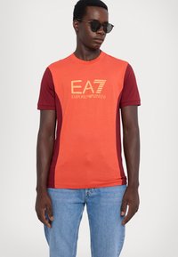 EA7 Emporio Armani Triko s potiskem - syrah