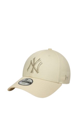 Helle beige Baseballkappe mit gesticktem NY-Logo in einer etwas dunkleren Farbe, mit einem gebogenen Schirm und einem kleinen Logodetail an der Seite.