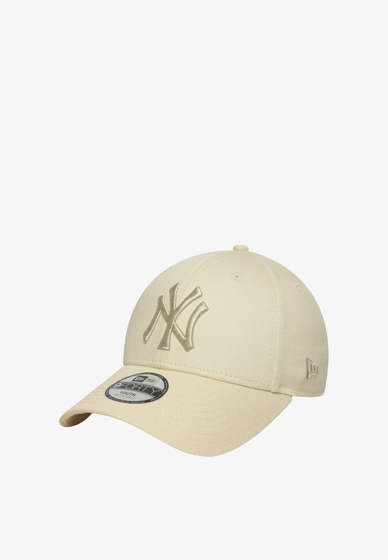 Helle beige Baseballkappe mit gesticktem NY-Logo in einer etwas dunkleren Farbe, mit einem gebogenen Schirm und einem kleinen Logodetail an der Seite.
