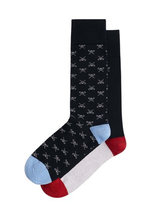 Kniekousen met een zwarte basis en wit schaarpatroon, een lichtblauwe teen, een grijze voetgedeelte en rode hielaccenten.