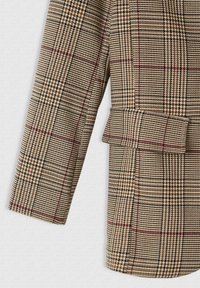 Blazer a quadri con una combinazione di toni marroni, nero e accenti bordeaux. Presenta una vestibilità su misura e un tessuto strutturato. Chiusura con un singolo bottone.