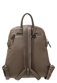 Sac à dos en cuir marron avec une finition texturée, doté d'une fermeture éclair centrale, de bretelles réglables et d'une poche zippée supplémentaire sur le côté.