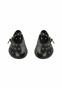 Schwarze Lederschuhe mit runder Zehenform, ausgestattet mit einem Riemen mit einer silbernen Schnalle und dekorativen silbernen Ösen über der Oberfläche.