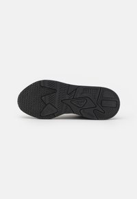 Suola di scarpa in gomma nera con grip testurizzato, caratterizzata da scanalature e motivi per una migliore aderenza. Design durevole adatto a diverse superfici.