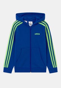 Sudadera con capucha azul con cremallera, rayas verdes, capucha, bolsillos frontales y logo bordado en el pecho. Confeccionada con tela suave y puños acanalados.