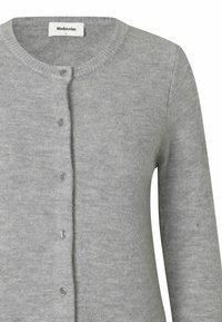 Grå strikket cardigan med rund halsudskæring, knaplukning og lange ærmer. Lavet af blødt materiale med en subtil tekstur over det hele.