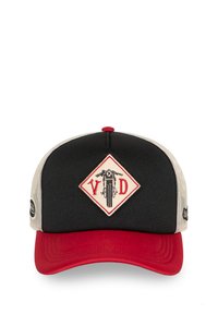 Gorra trucker negra y roja con parte trasera de malla. Cuenta con un parche bordado en forma de diamante con un gráfico de motocicleta y la inscripción "V D".